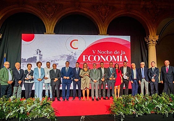 Foto de familia de las autoridades junto a los premiados de la V Noche de la Economía organizada por la Cámara de Comercio.