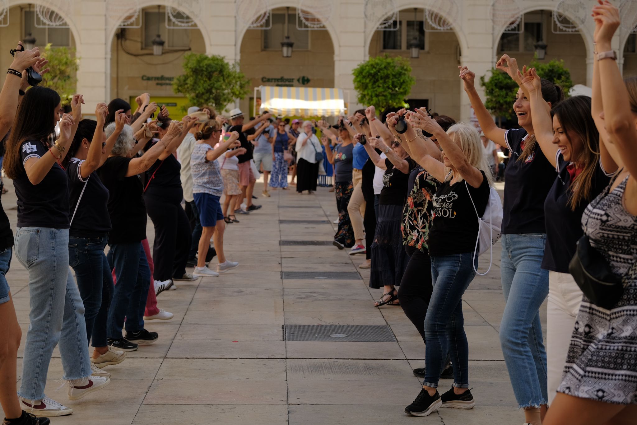 Alicante recupera sus danzas tradicionales por el 9 d&#039;Octubre