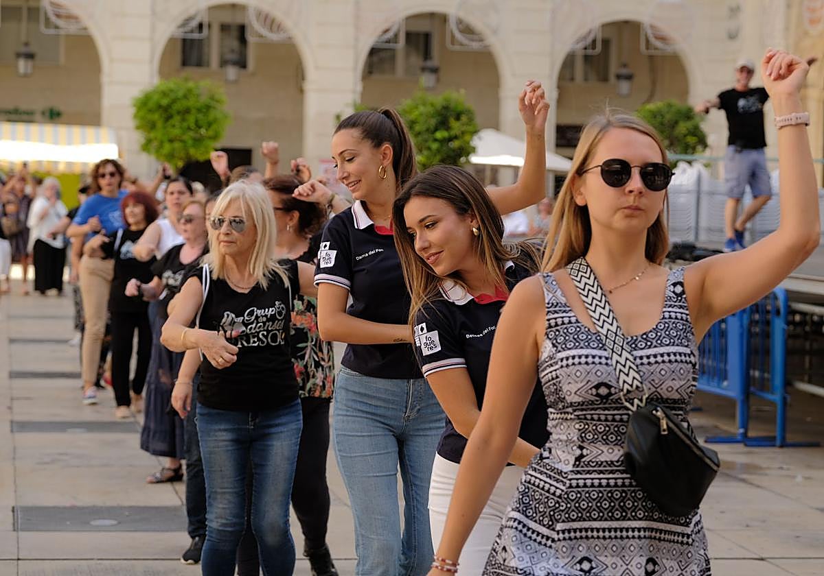 Alicante recupera sus danzas tradicionales por el 9 d&#039;Octubre