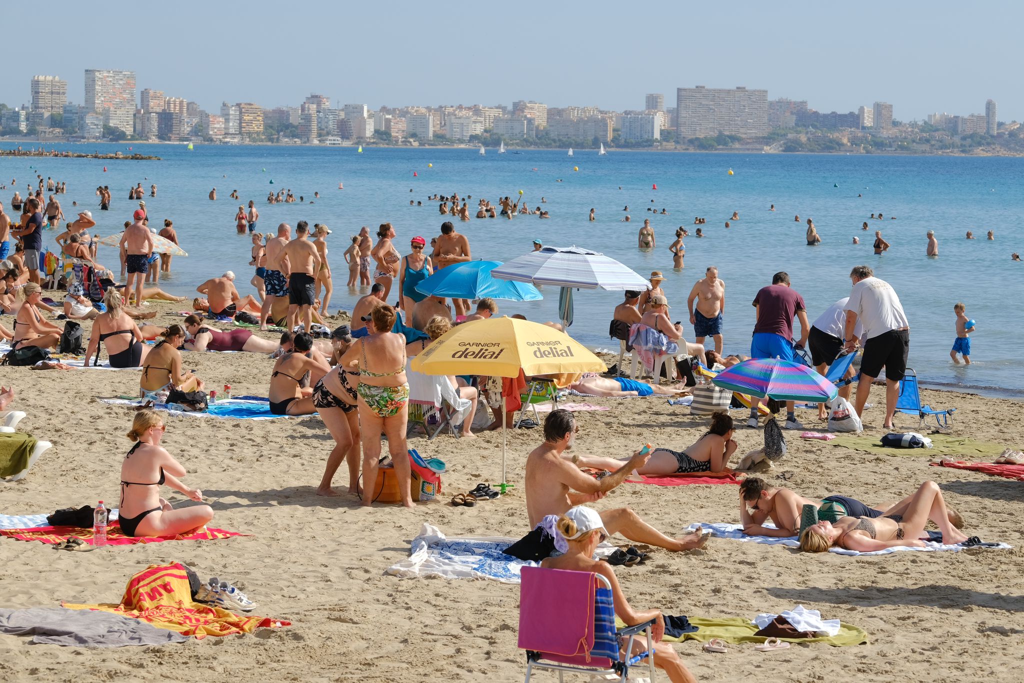 Imagen principal - Detalles de la playa del Postiguet este domingo. 