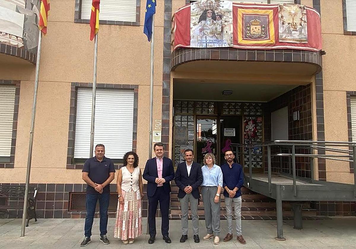 Vicente Cases, alcalde de Benejúzar; Alfred Costa, director de À Punt e Isabel Sánchez, presidenta de la hermandad del Pilar con miembros de la corporación.