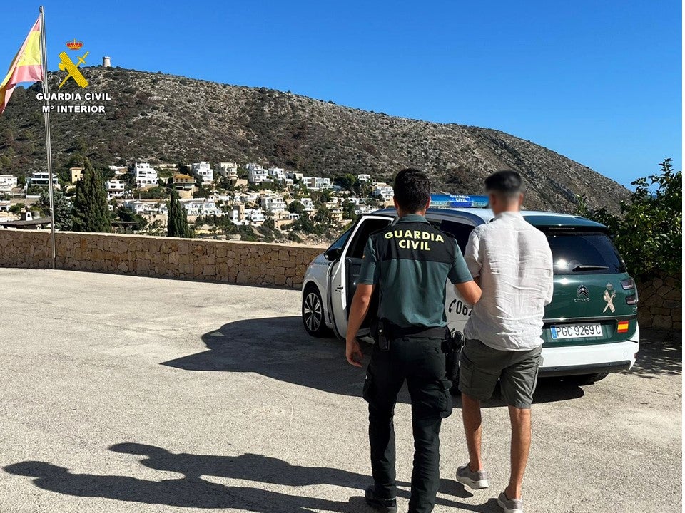 Momento de la detención a cargo de la Guardia Civil.