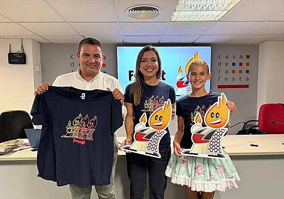 Las belleas del foc, Alba Muñoz y Martina Lloret, y el presidente de la Federació, David Olivares, con 'Foguet'.