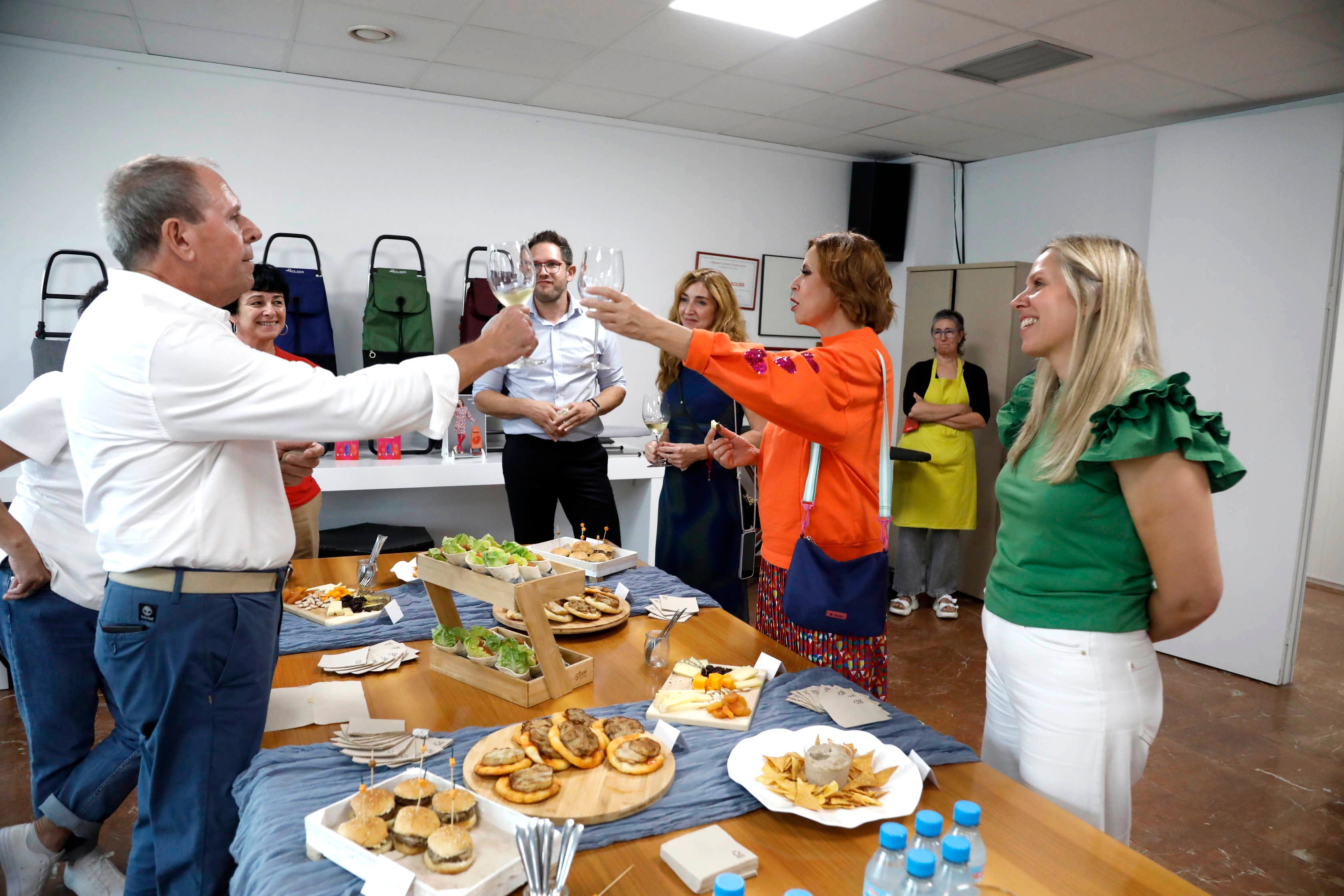 La nueva colección de carros de la compra de Rolser diseñados por Agatha Ruiz de la Prada, en imágenes
