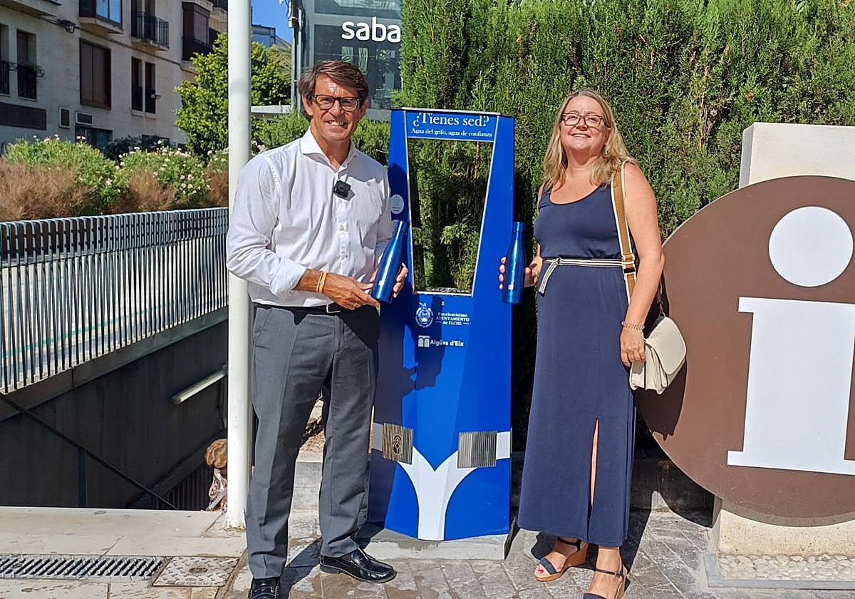 La fuente de agua gratis instalada junto a la oficina de turismo en Elche.