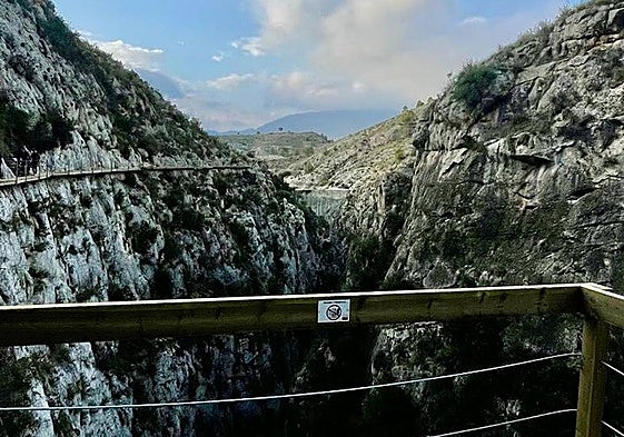 Primera fase de la pasarela de Relleu, con el desfiladero por donde concluirá el sendero a la derecha y la presa al fondo.