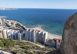 La playa del Postiguet desde el Castillo de Santa Bárbara.