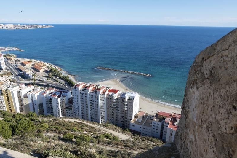 La playa del Postiguet desde el Castillo de Santa Bárbara.