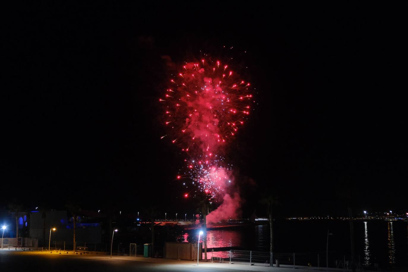 El cielo de Alicante se ilumina por el 9 d&#039;Octubre