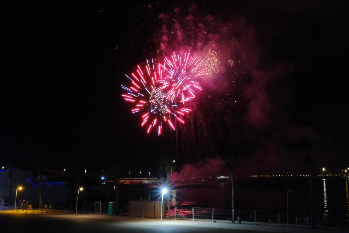 El cielo de Alicante se ilumina por el 9 d&#039;Octubre