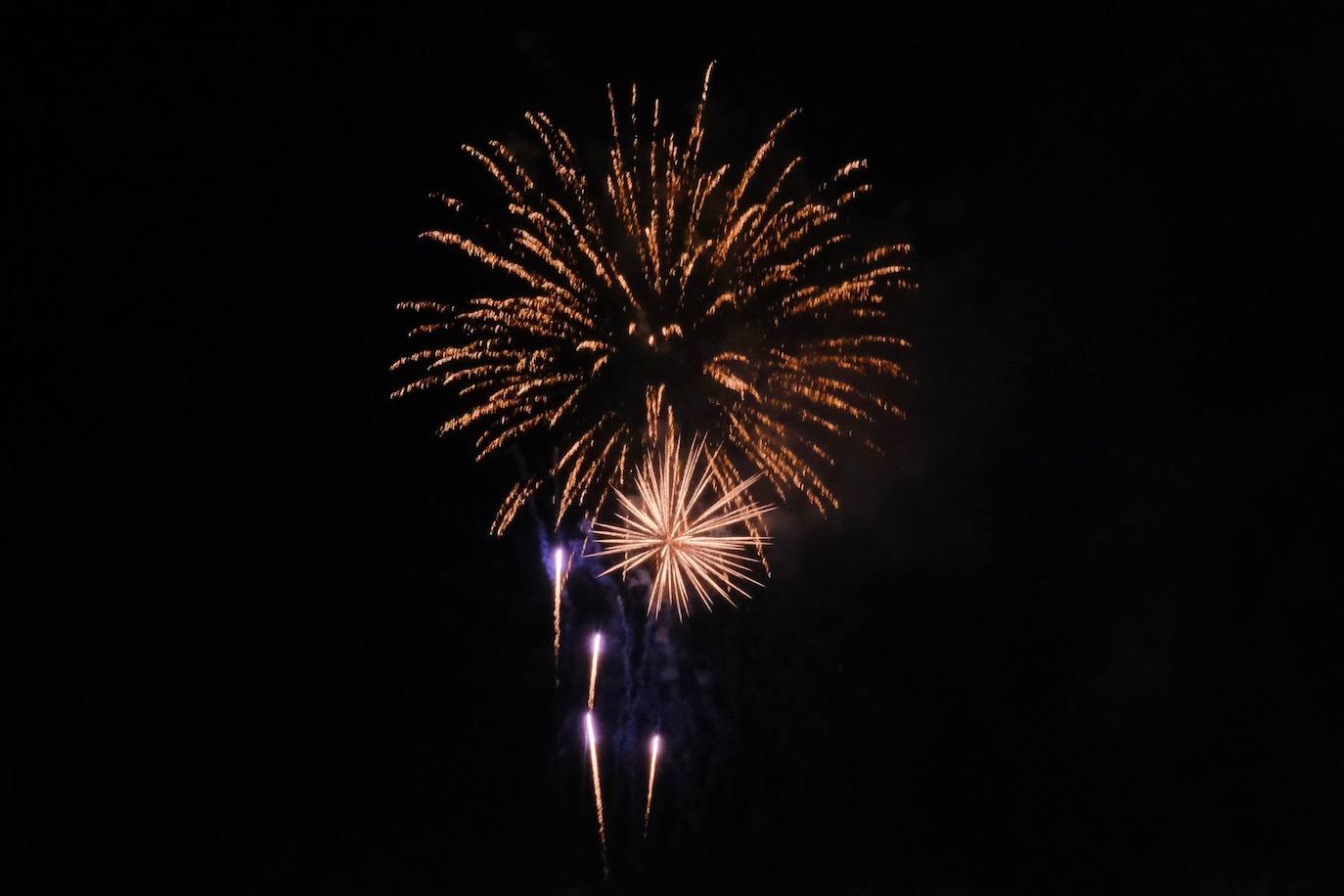 El cielo de Alicante se ilumina por el 9 d&#039;Octubre