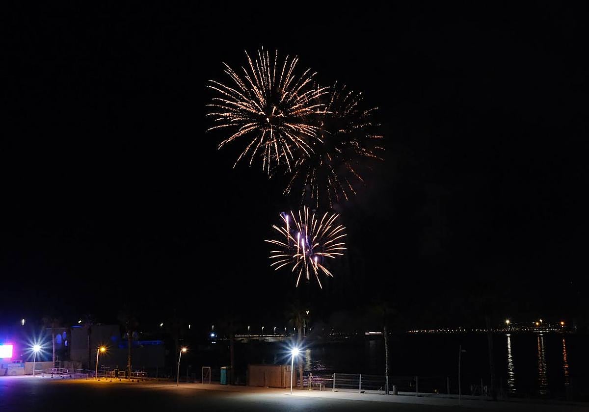 El cielo de Alicante se ilumina por el 9 d&#039;Octubre