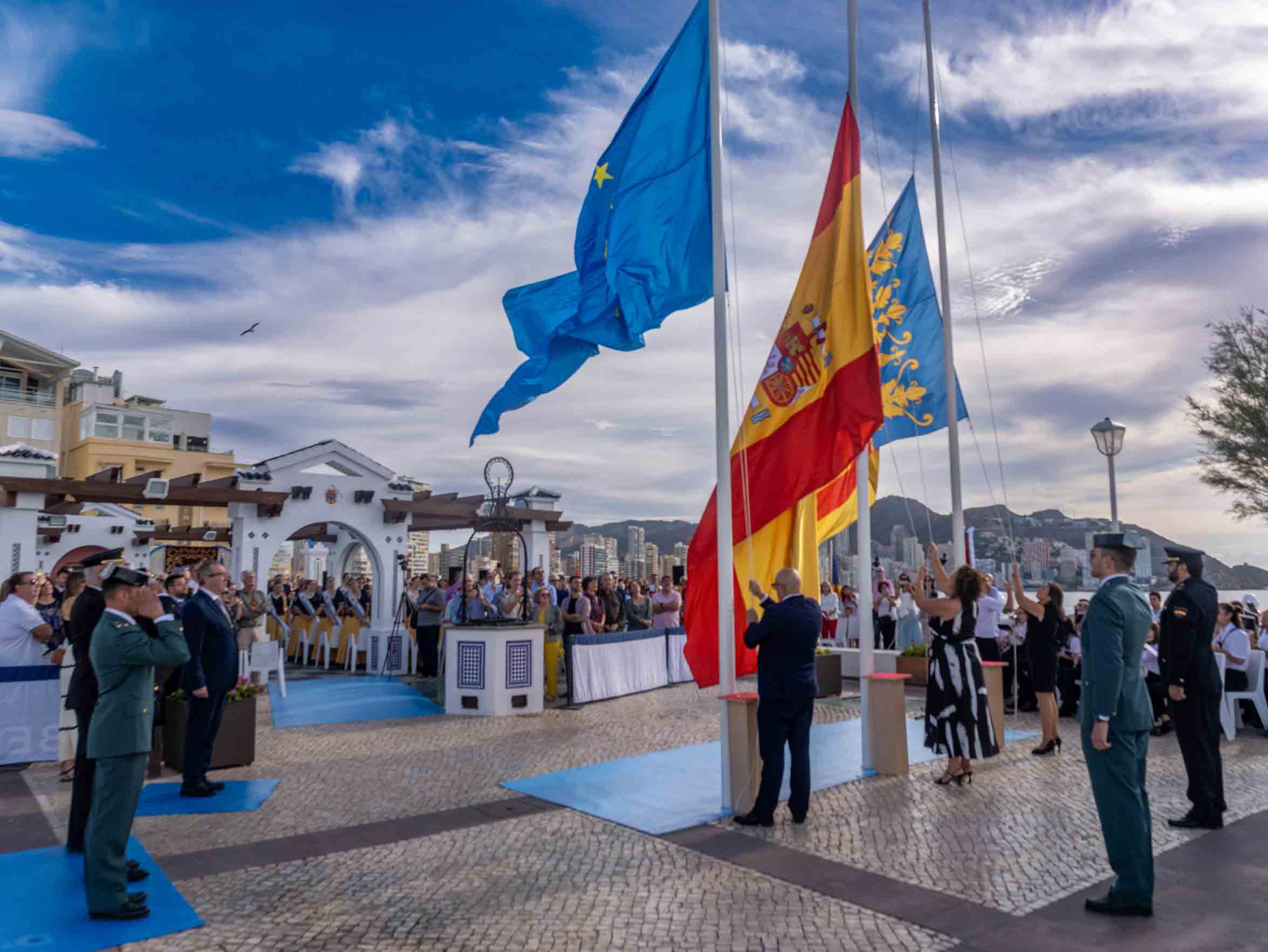 Izado de banderas en Benidorm.