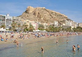 La playa del Postiguet durante el primer fin de semana de octubre.