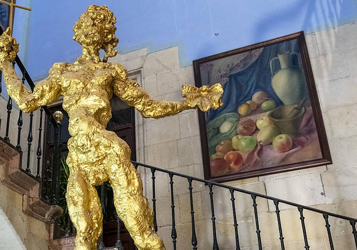 Una 'lástima' en las escaleras del Ayuntamiento de Alicante.