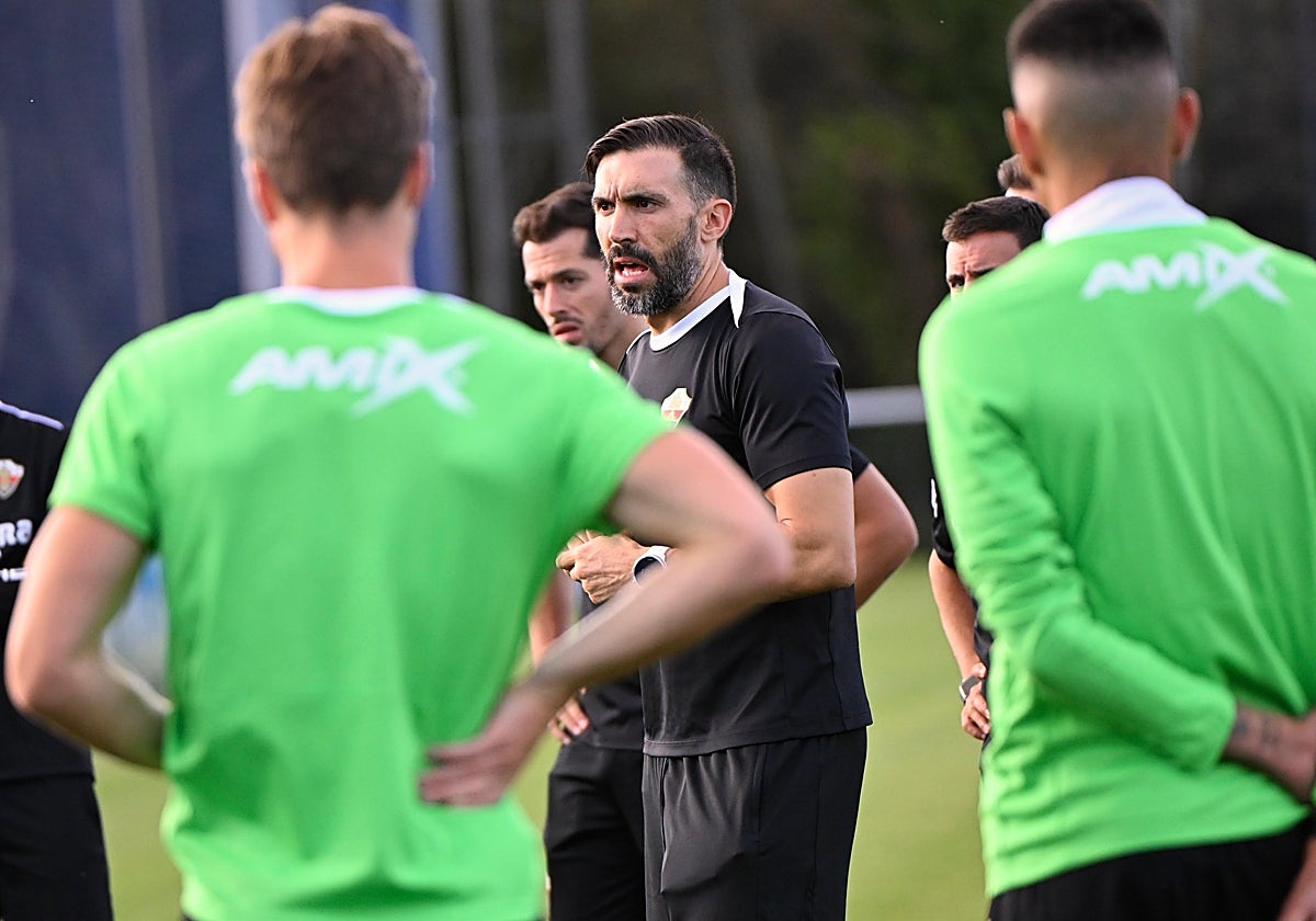 El técnico del Elche Eder Sarabia, durante un entrenamiento.