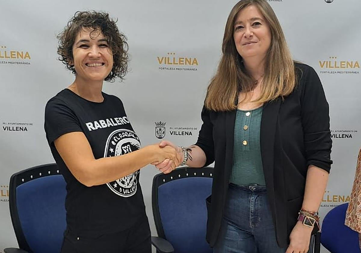 La presidenta de los vecinos del Rabal, Luisa Aroca, y la concejal de Casco Histórico, Eva García, en la firma del protocolo.