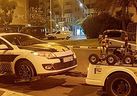 Un vehículo de la Policía Local de Alicante siendo arrastrado por la grúa.