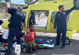 Efectivos trabajan en el traslado del herido a un hospital.