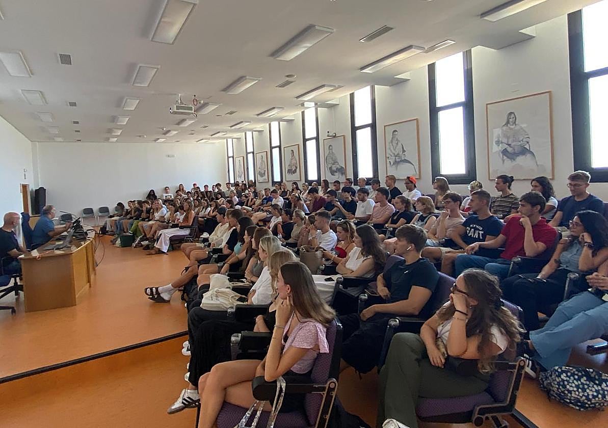 Reception day for Erasmus students at UA.