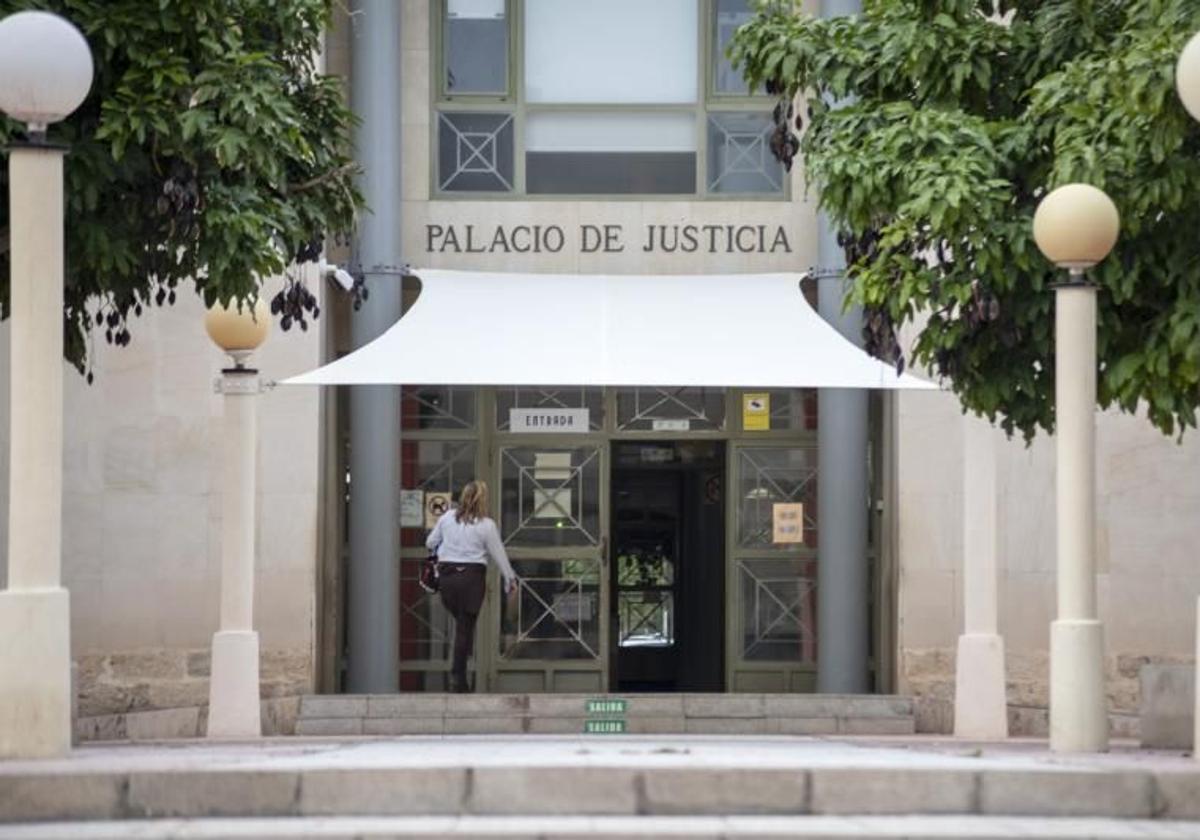 Puerta del Palacio de Justicia de Alicante, en Benalúa.