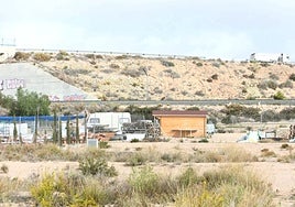 Uno de los asentamientos con material de obra.