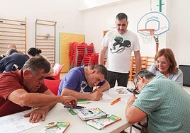Roberto Climent enseña a construir hogueras a los usuarios del Centro San Rafael.