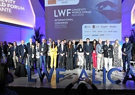 Ponentes, organizadores y autoridades de Alicante, en la apertura del Congreso de Longevidad.