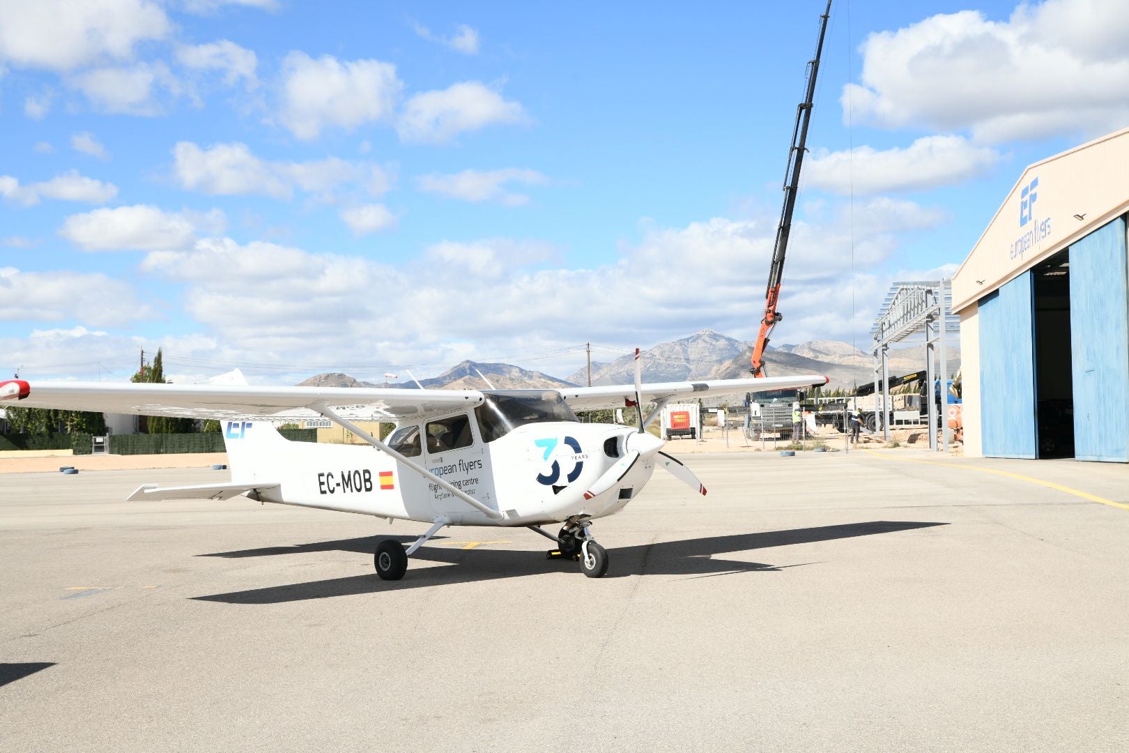 El 'Top Gun' de un pueblo de Alicante que enseña a volar a los mejores pilotos