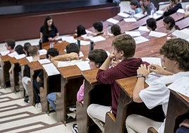 Estudiantes de secundaria durante un examen.