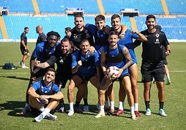 Varios jugadores del Hércules posan tras un entrenamiento.