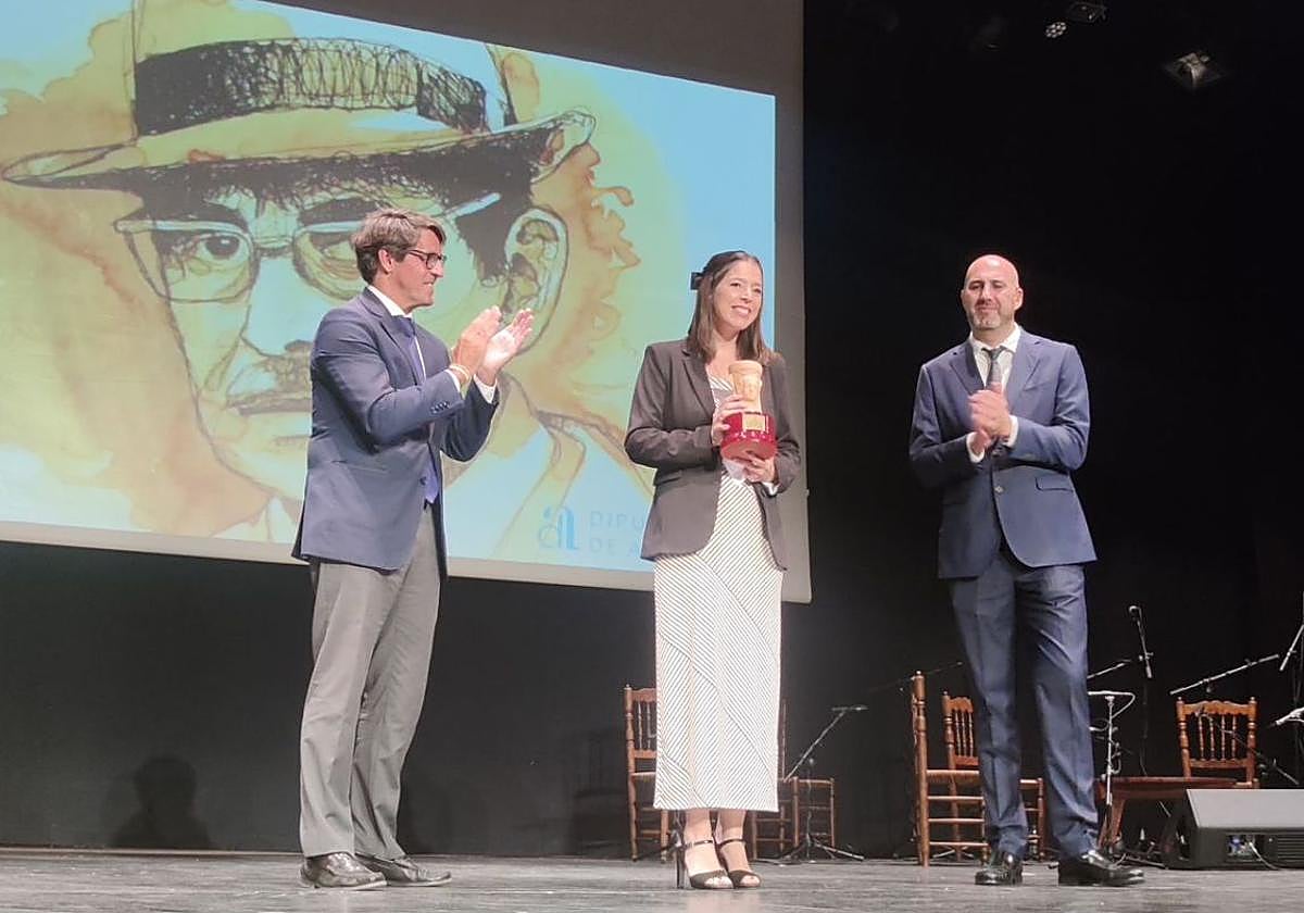 Natalia Gisbert Abad recoge el 'Premi Enric Valor de Novel·la en Valencià'.