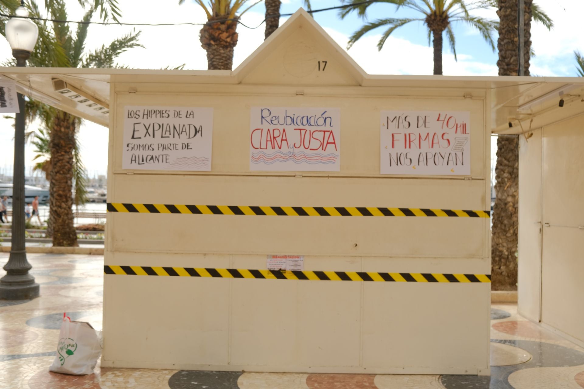 «Aquí yacen 45 años de mercado», los &#039;hippies&#039; de la Explanada firman su epitafio