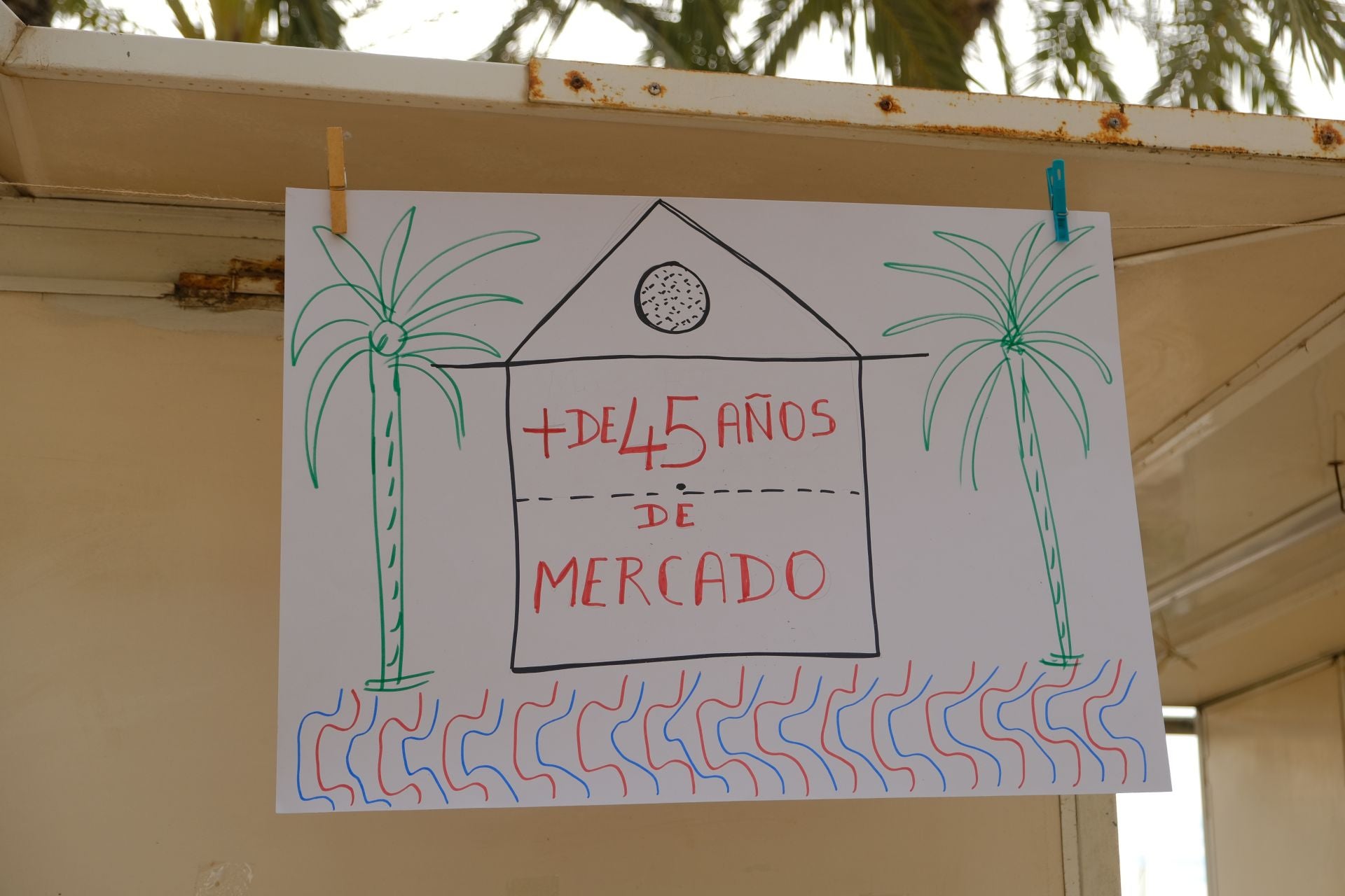 «Aquí yacen 45 años de mercado», los &#039;hippies&#039; de la Explanada firman su epitafio