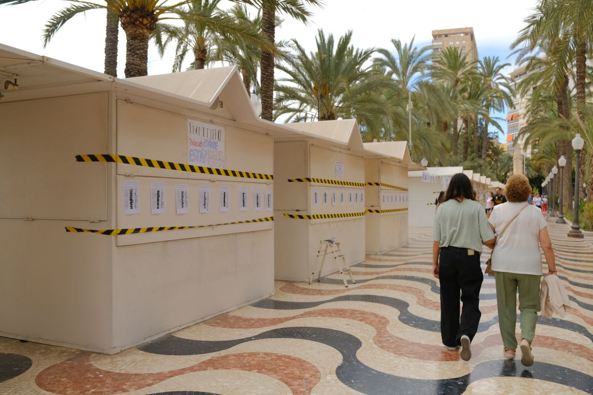 «Aquí yacen 45 años de mercado», los &#039;hippies&#039; de la Explanada firman su epitafio