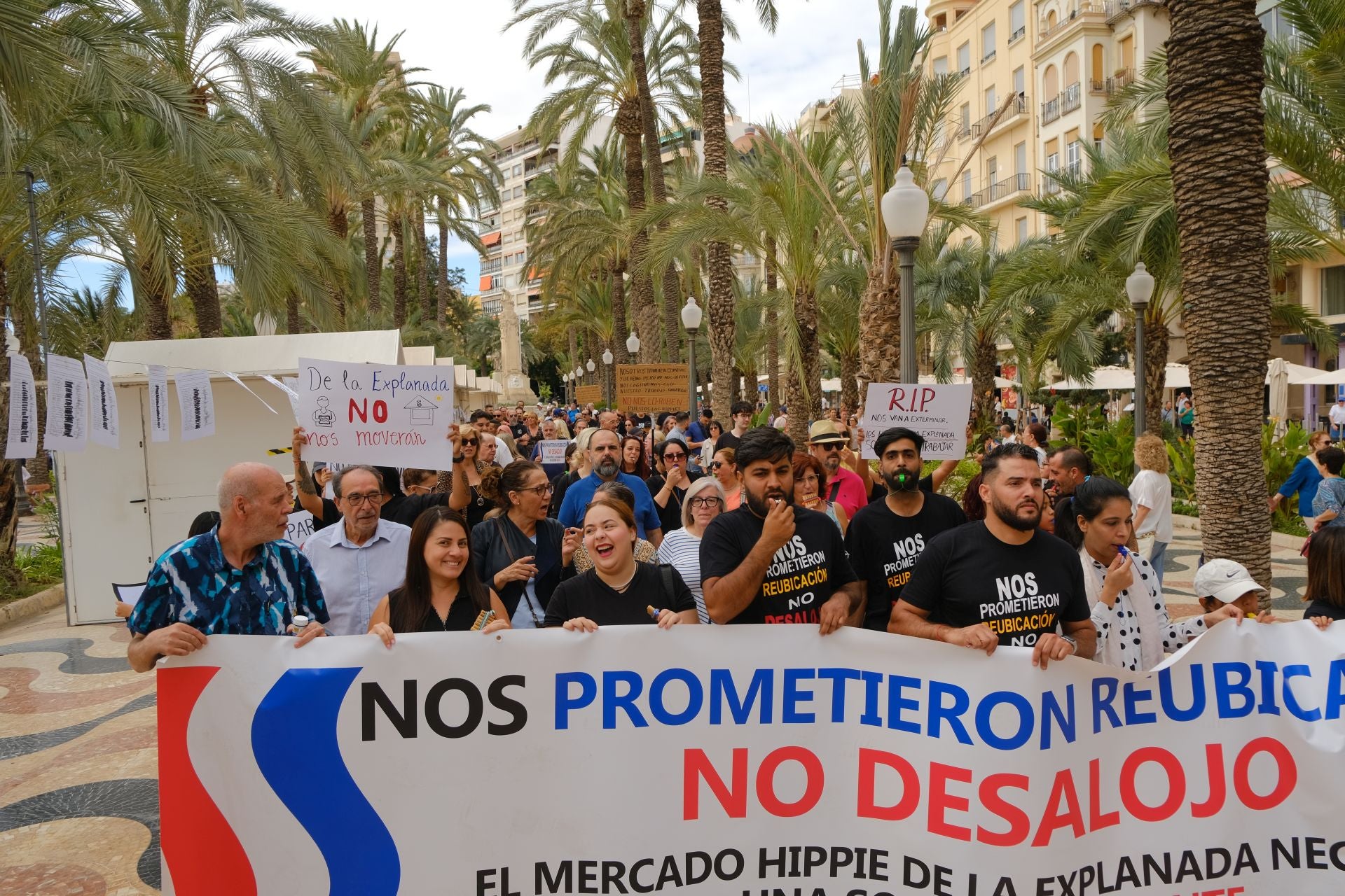 «Aquí yacen 45 años de mercado», los &#039;hippies&#039; de la Explanada firman su epitafio