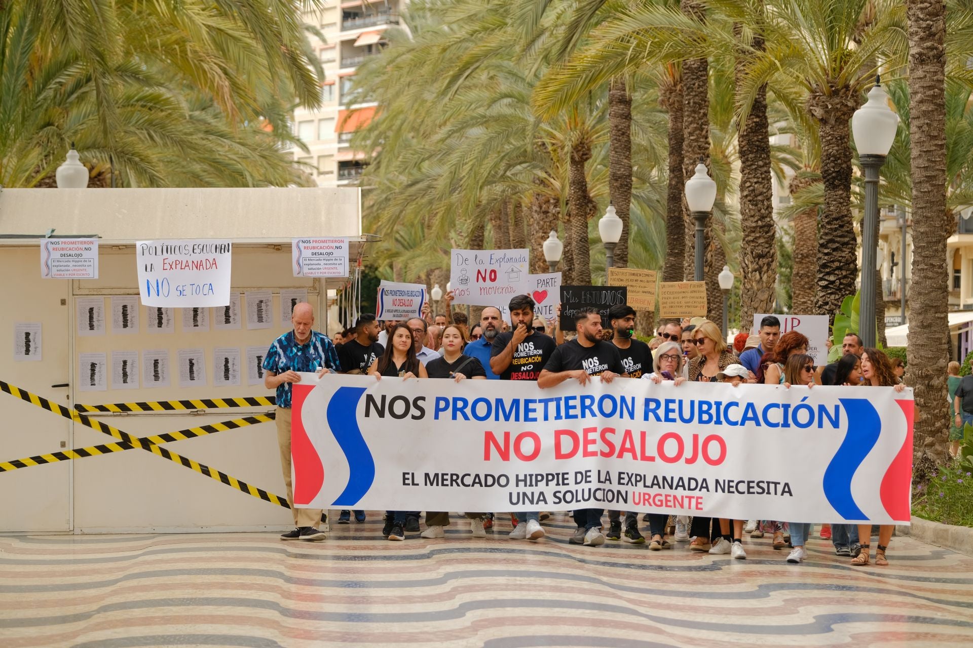 «Aquí yacen 45 años de mercado», los &#039;hippies&#039; de la Explanada firman su epitafio