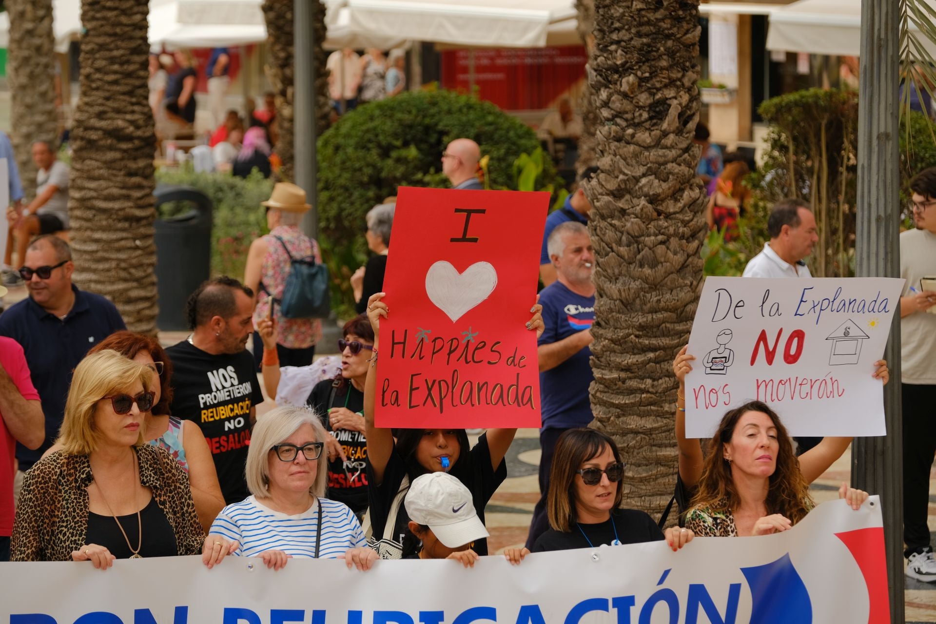«Aquí yacen 45 años de mercado», los &#039;hippies&#039; de la Explanada firman su epitafio