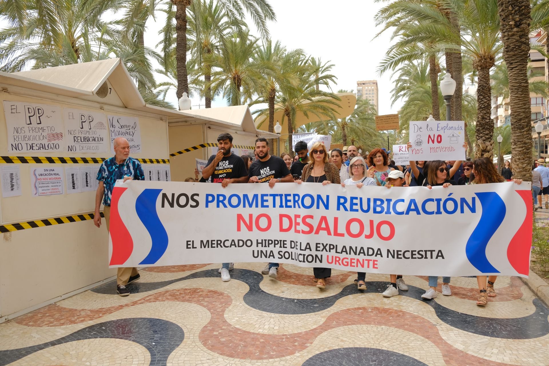 «Aquí yacen 45 años de mercado», los &#039;hippies&#039; de la Explanada firman su epitafio