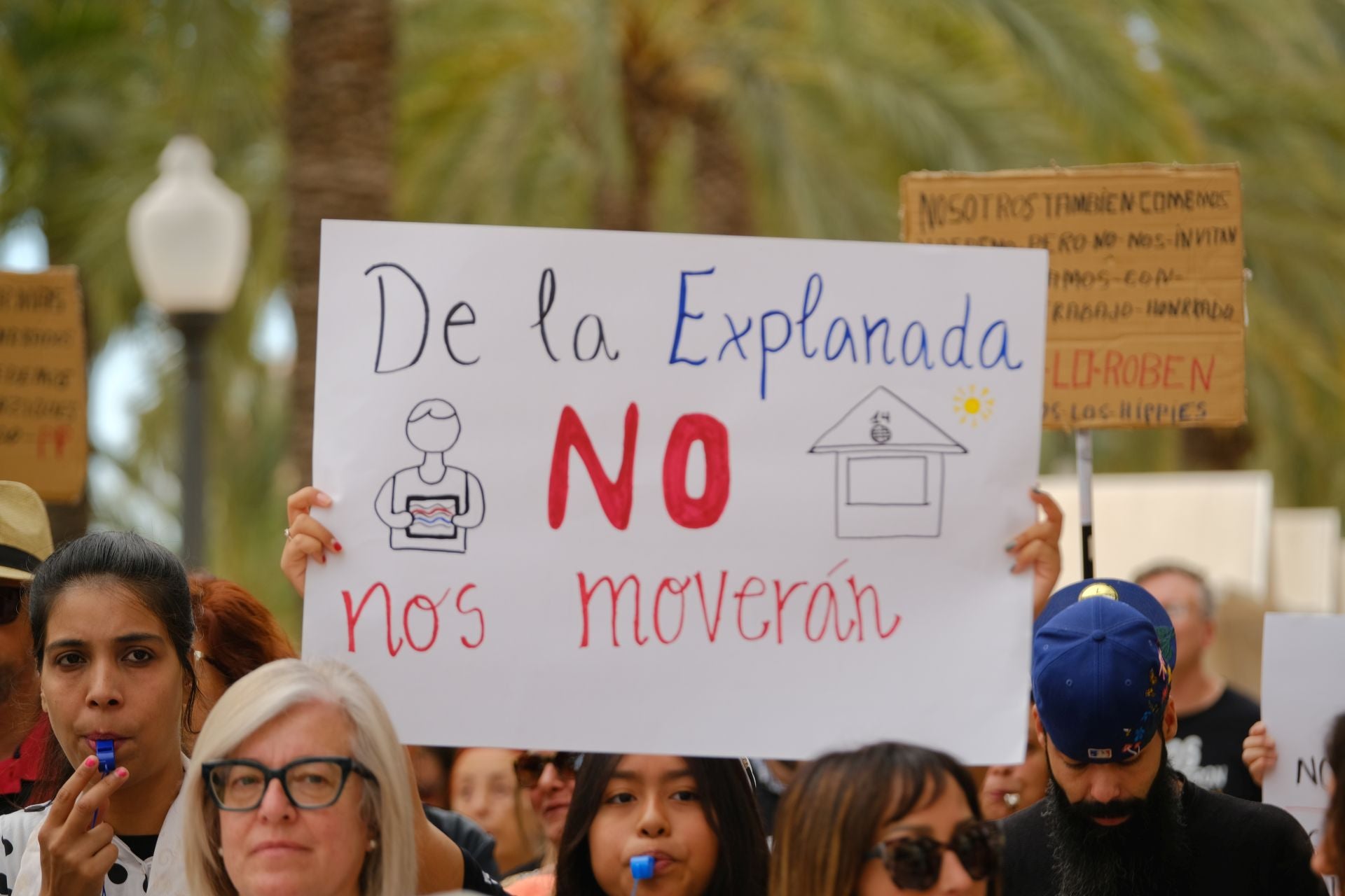 «Aquí yacen 45 años de mercado», los &#039;hippies&#039; de la Explanada firman su epitafio