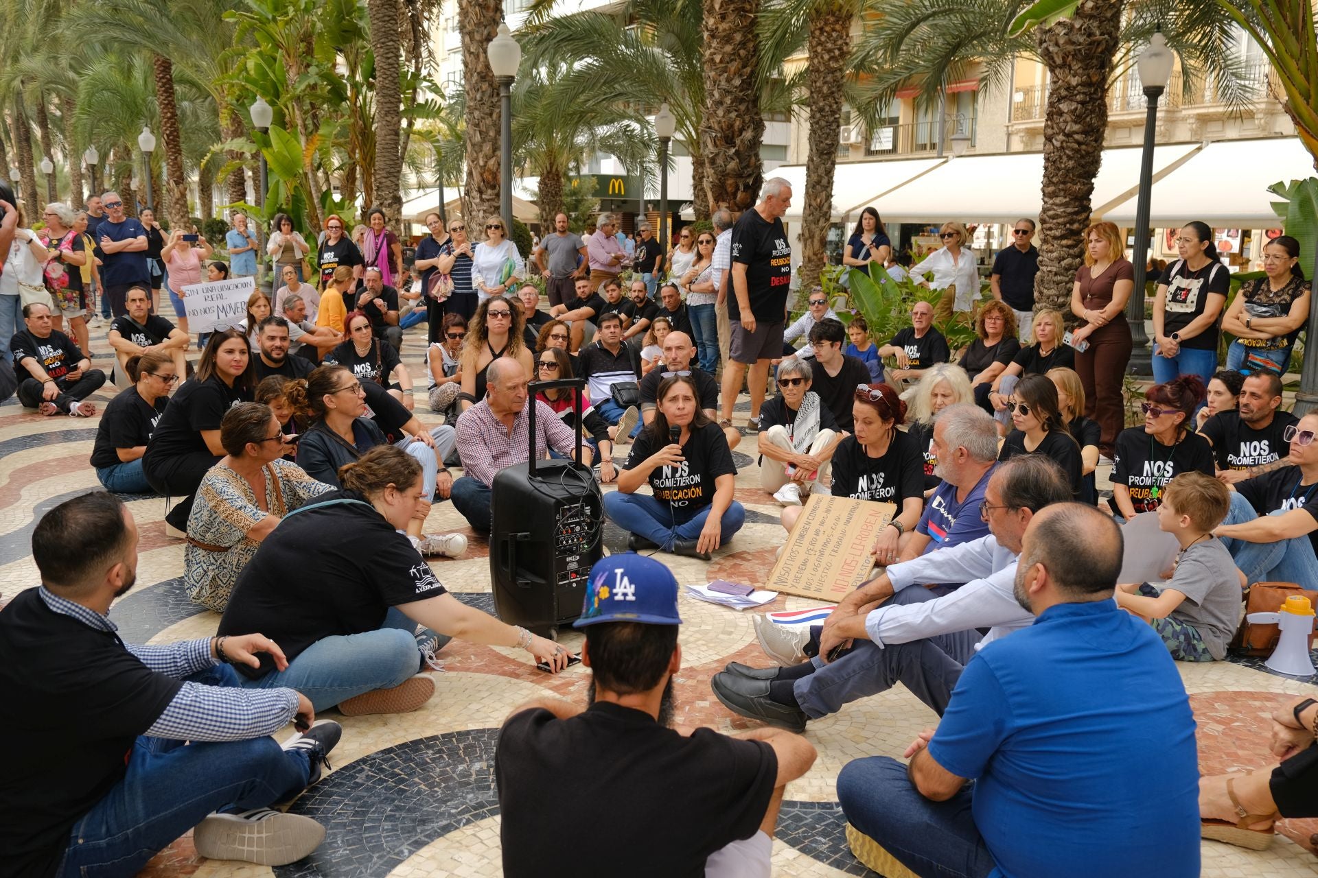 «Aquí yacen 45 años de mercado», los &#039;hippies&#039; de la Explanada firman su epitafio
