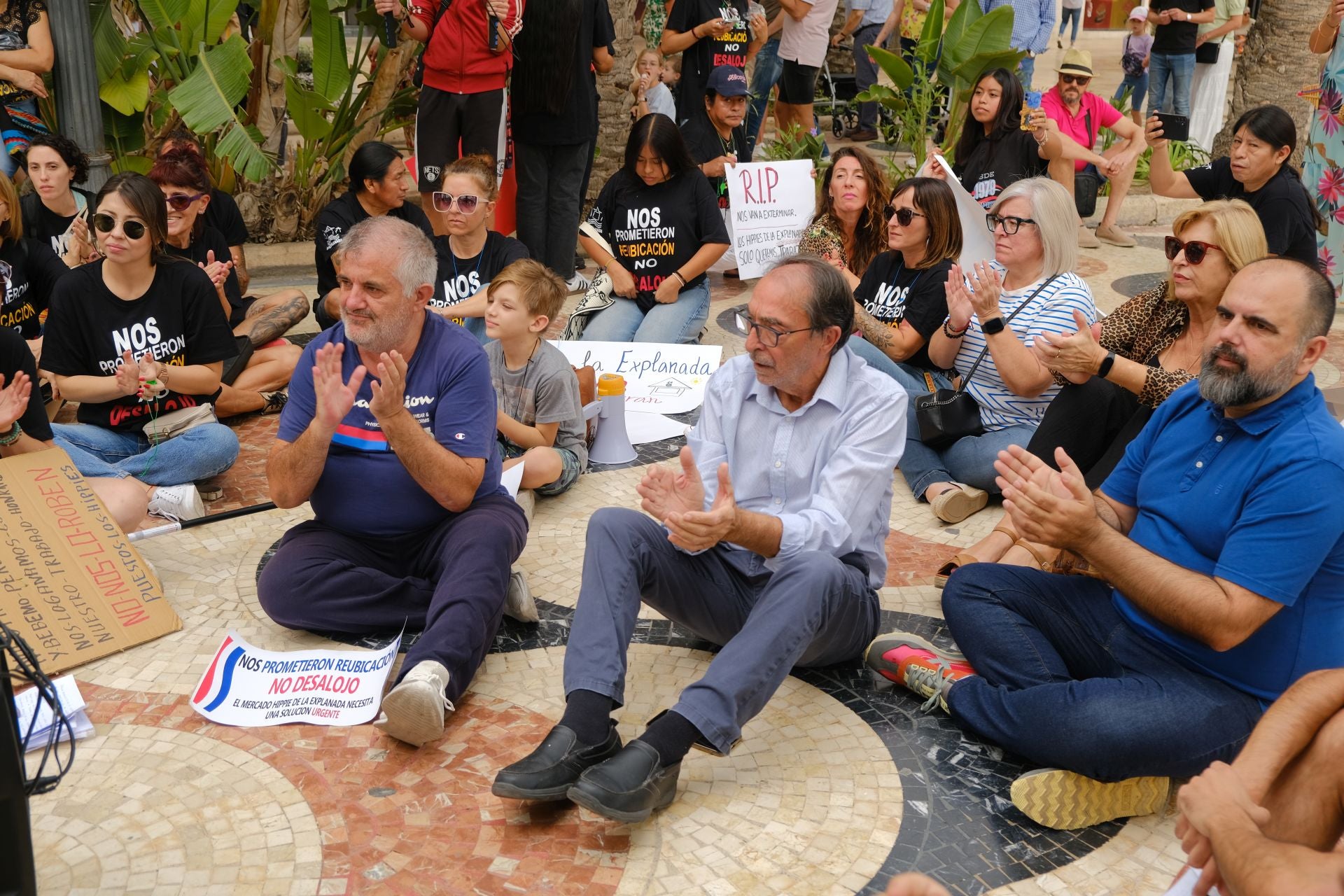 «Aquí yacen 45 años de mercado», los &#039;hippies&#039; de la Explanada firman su epitafio