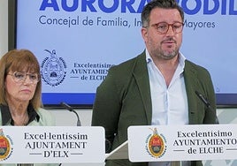 El alcalde de Elche, Pablo Ruz, y la tercera teniente de alcalde, Aurora Rodil.