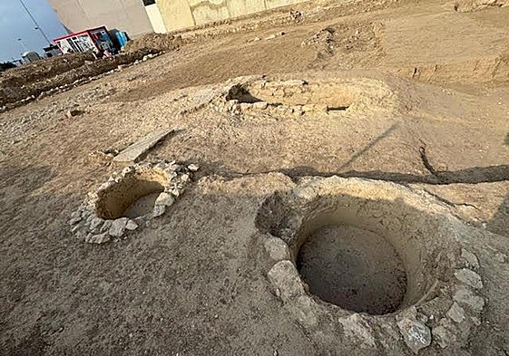 Conjunto de cisterna y balsas de la instalación industrial.