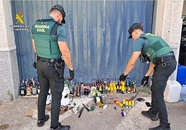 Agentes de la Guardia Civil con los objetos decomisados.