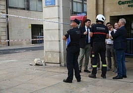 El alcalde, Luis Barcala, con el concejal de Seguridad, Julio Calero, y responsables y técnicos municipales, en la Plaza del Ayuntamiento.