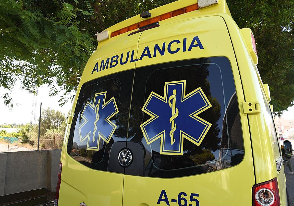 Imagen de archivo de una ambulancia en Alicante.