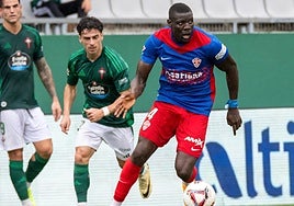 Bambo Diaby controla el balón en la visita del Elche a Ferrol.