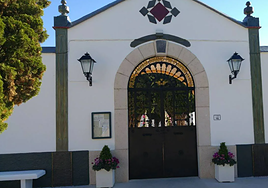Puerta de acceso al cementerio de Calp.