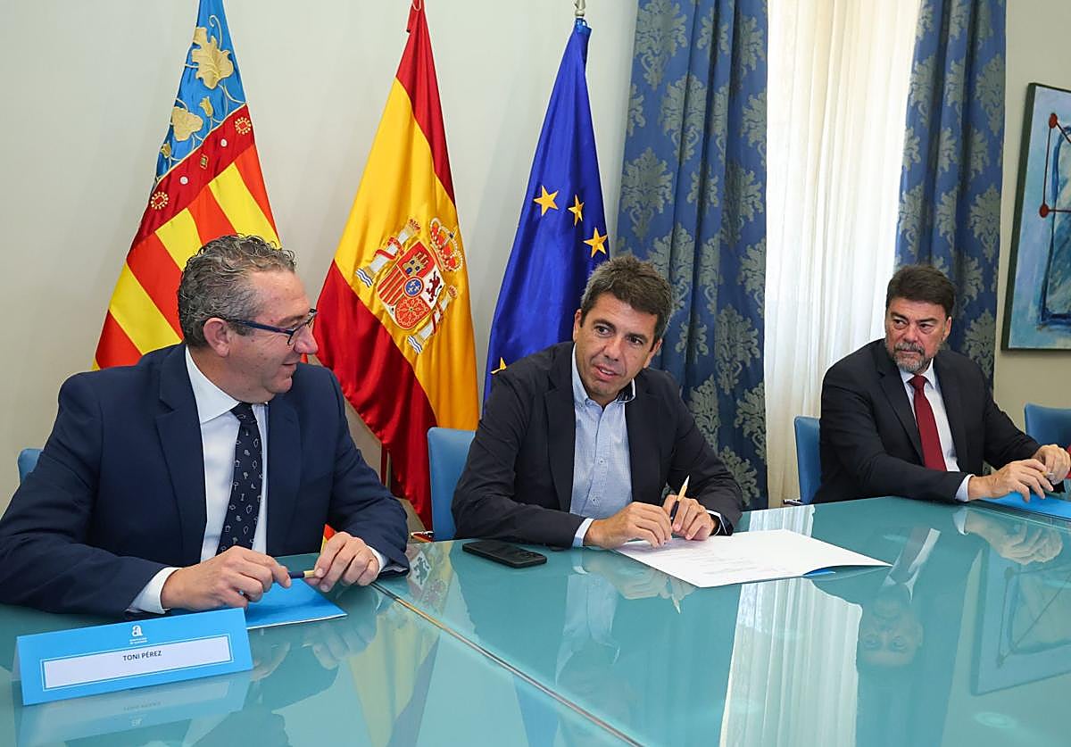 El presidente de la Diputación, Toni Pérez; el jefe del Consell, Carlos Mazón, y el alcalde de Alicante, Luis Barcala, en la Comisión Mixta.